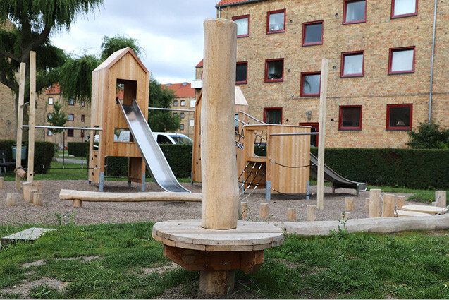 Multifunctional platform for the playground's obstacle course