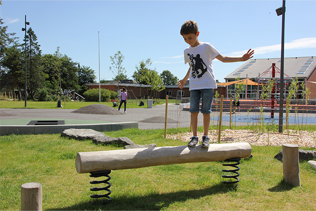 Obstacle course - balance beam on springs