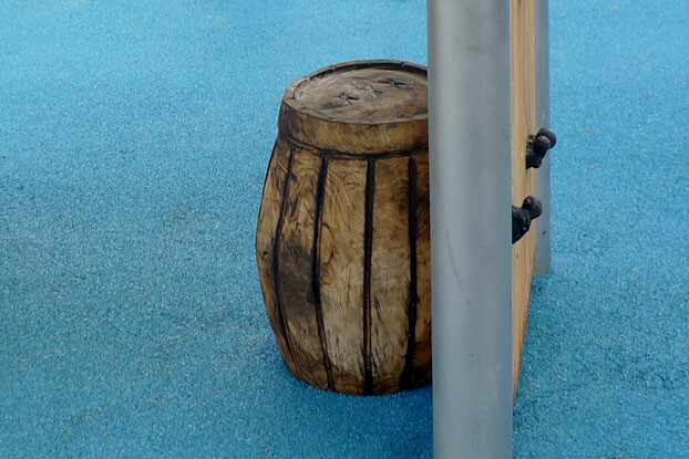 Foto af Play sculpture - barrel standing